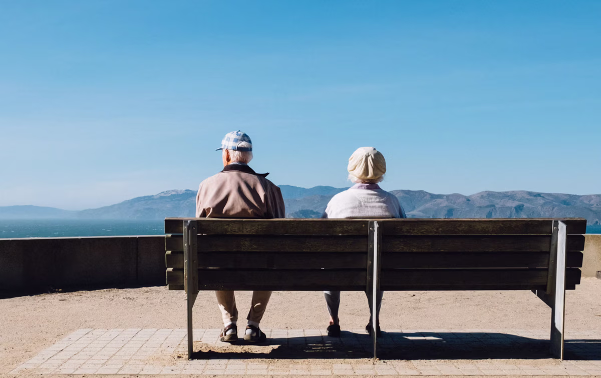 Zwei Personen sitzen auf einer Bank