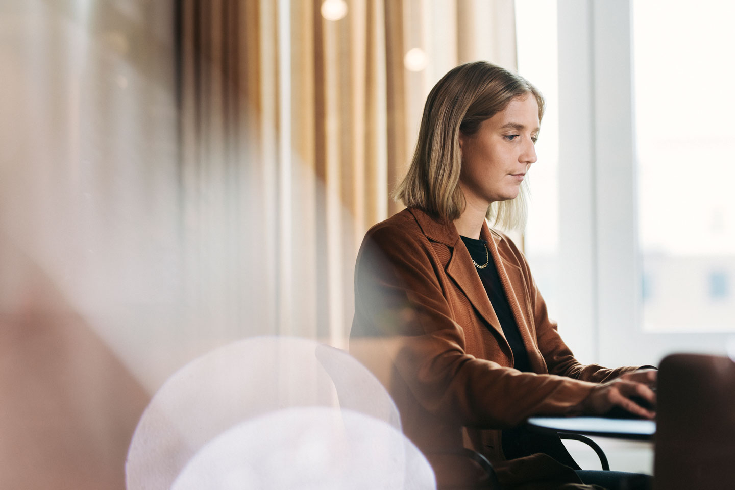 Eine Frau sitzt an einem Tisch