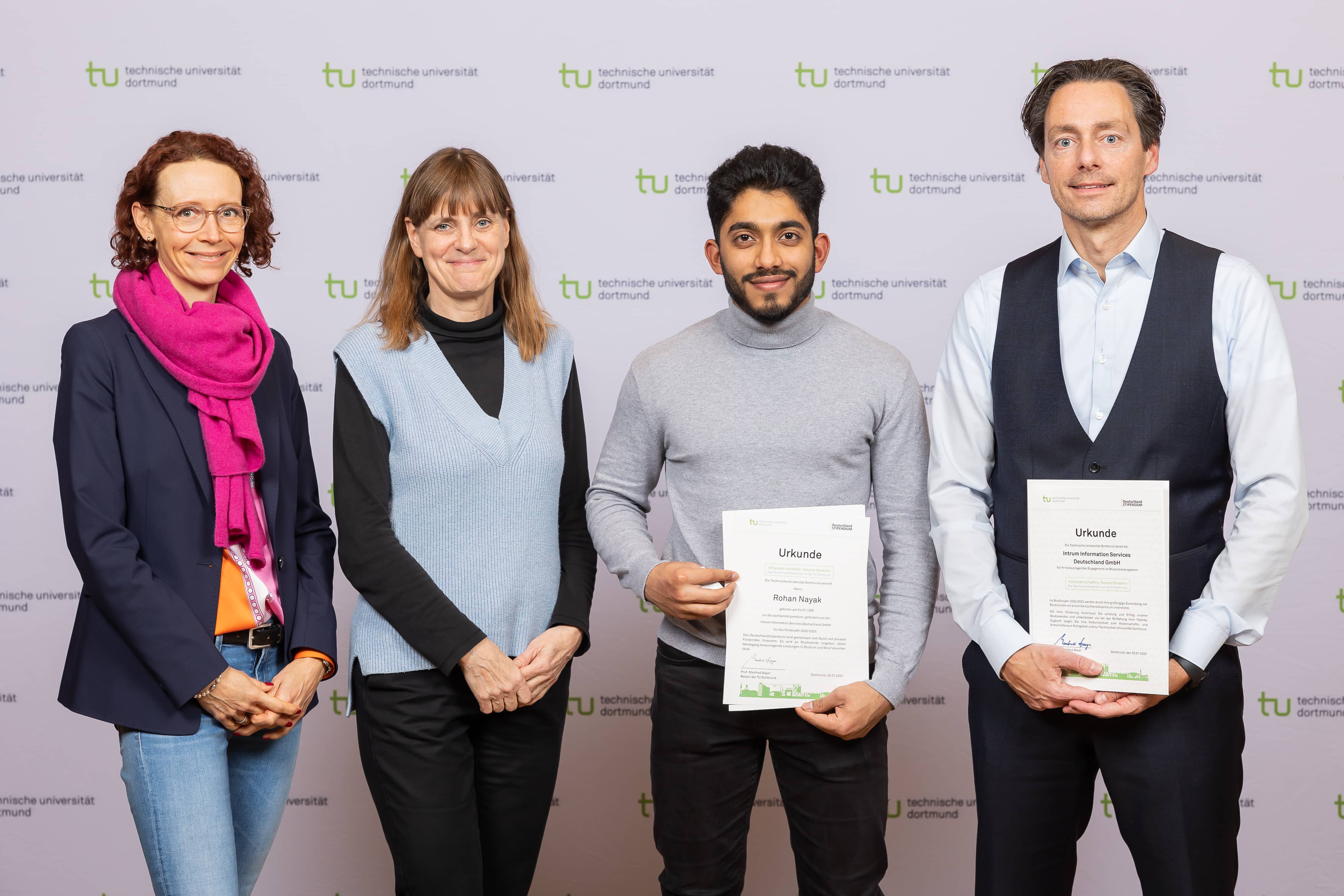 v.l.: Nadine Reinermann, Head of Data Analytics bei Intrum; Prof. Dr. Katja Ickstadt, Lehrstuhlinhaberin Mathematische Statistik und biometrische Anwendungen an der TU Dortmund; Rohan Nayk, Student TU Dortmund; Dr. Marcus Siegl, Geschäftsführer Intrum Information Services Deutschland GmbH