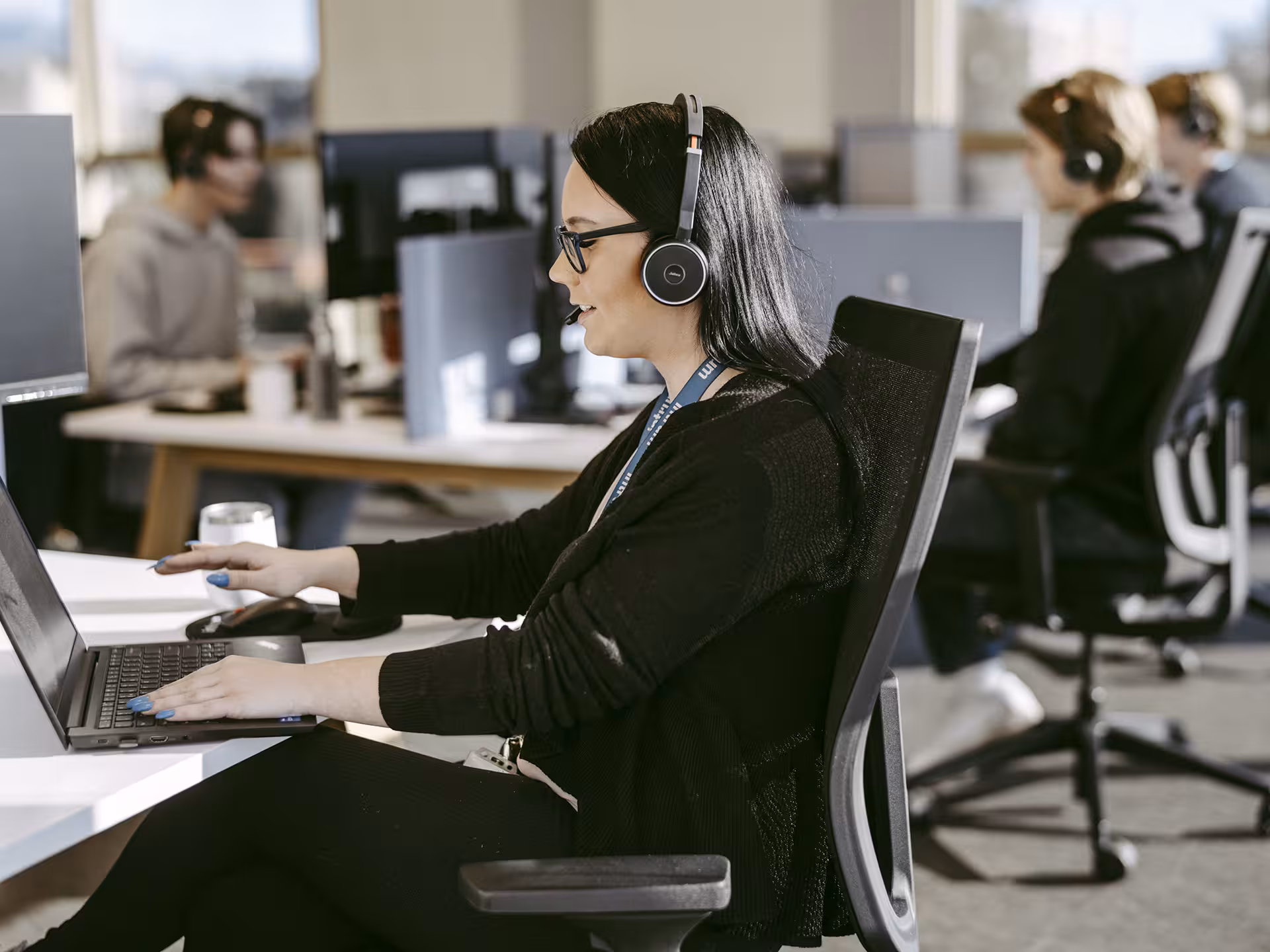 Mitarbeiterin von Intrum in unserem Call Center, während eines Gesprächs mit einem Konsument.