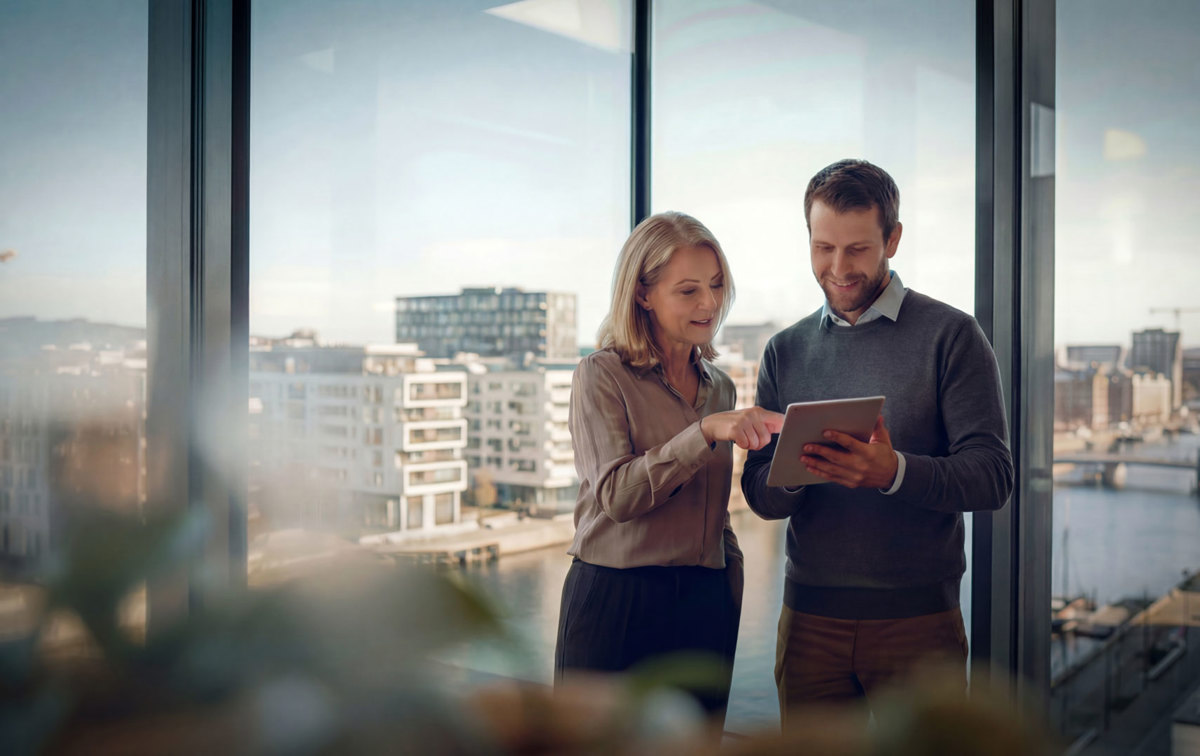 Zwei Peronen schauen gemeinsam auf ein Tablet